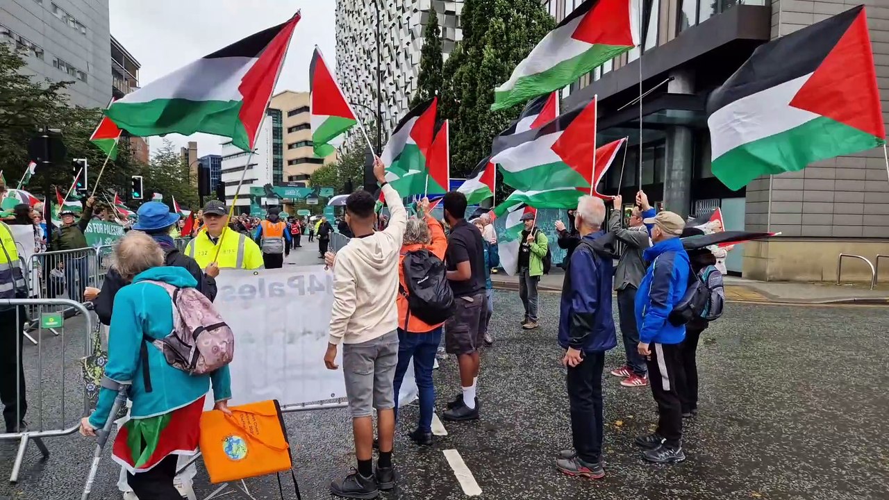 Protesters gatecrashed the start of the Tour of Britain in Sheffield over the inclusion of an Israeli team