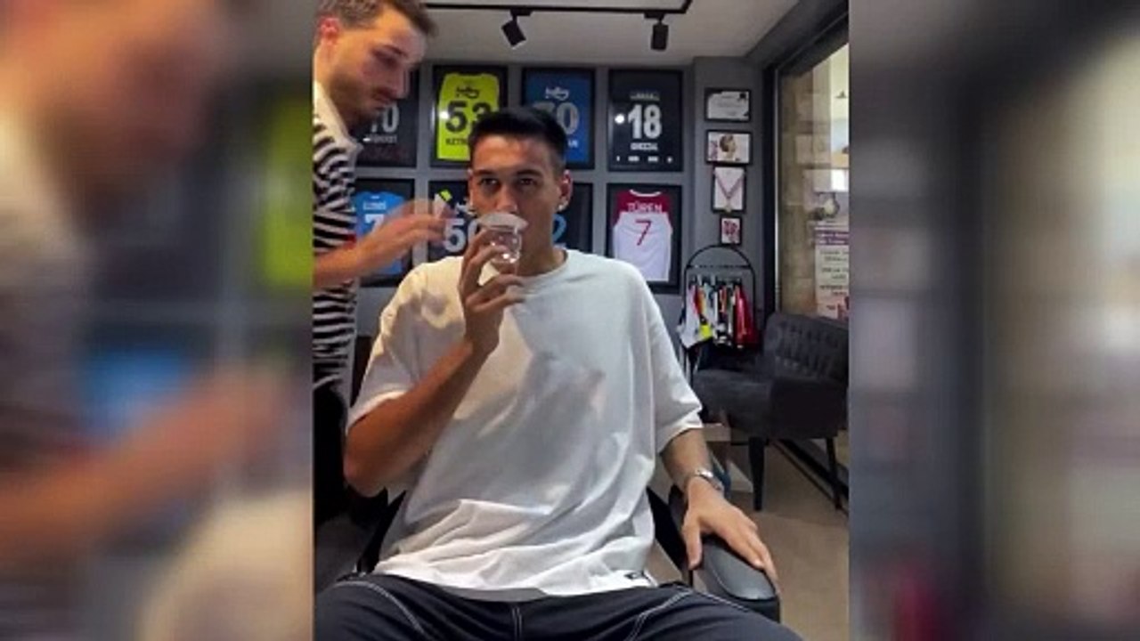 Kuaföründen İrfan Can Eğribayat'ı kızdıran şaka!