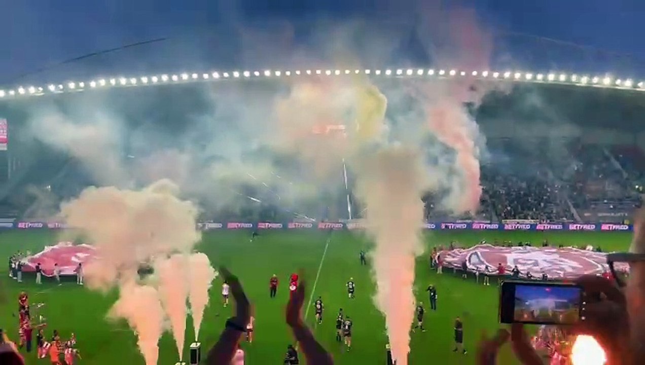 Incredible atmosphere inside the Brick for top-of-the-table Super League clash