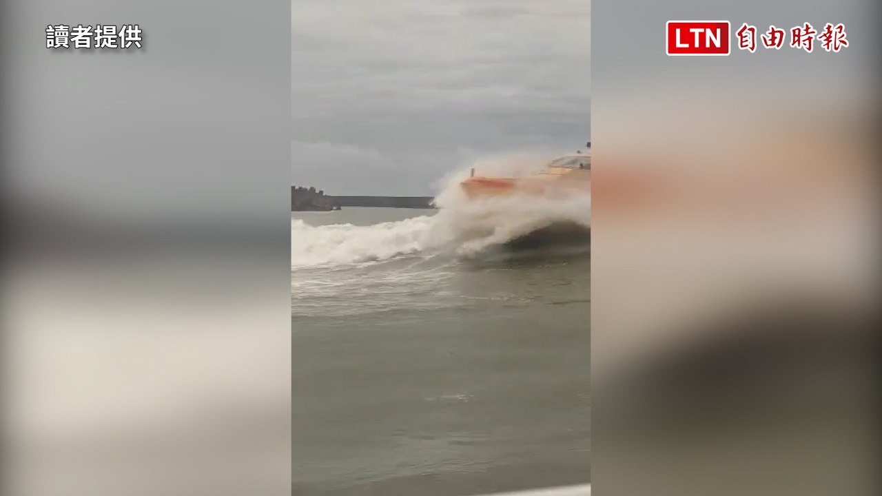 小琉球「迎王」掀高潮！浪飆「海盜船」無阻 東琉線萬人搭乘（讀者提供）