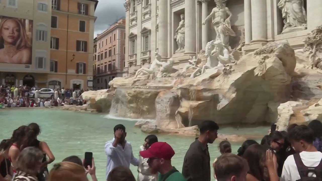 이탈리아 트레비 분수 입장료 도입 추진..."관광객에만 2유로" / YTN