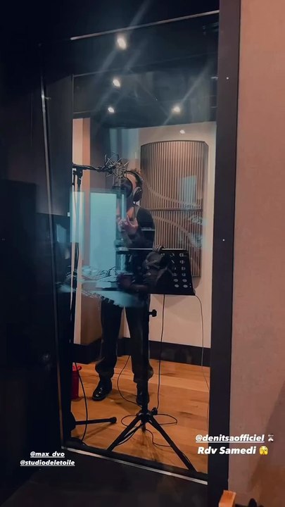 Denitsa Ikonomova en train d'enregistrer une chanson en studio. Instagram