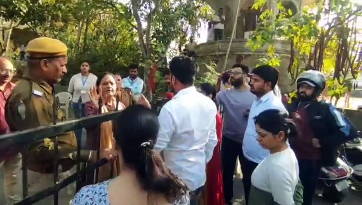 रीट का दूसरा दिन, लेट पहुंचने वाले परीक्षार्थियों को नहीं मिली एंट्री, किया हंगामा