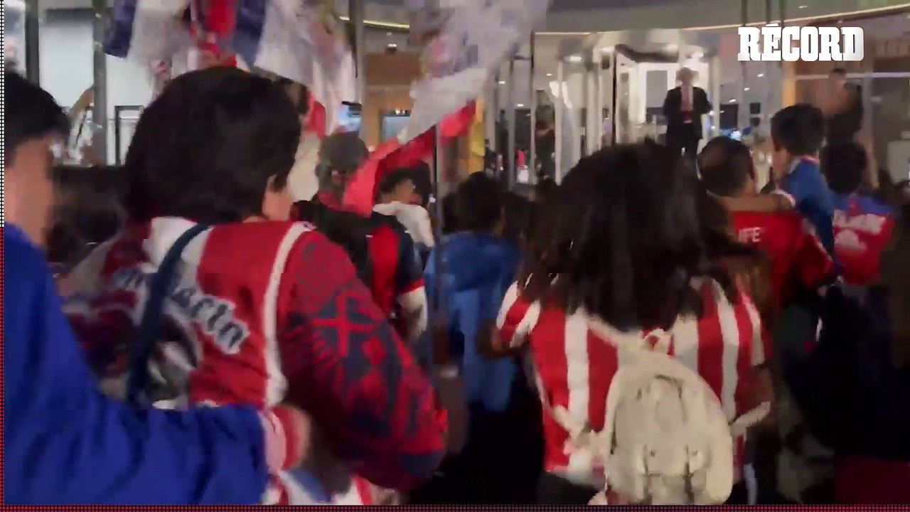 Afición de CHIVAS visita al equipo en HOTEL previo al CLÁSICO NACIONAL