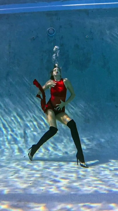 Apple Underwater  #underwater #dance #charlixcx #dancevideo