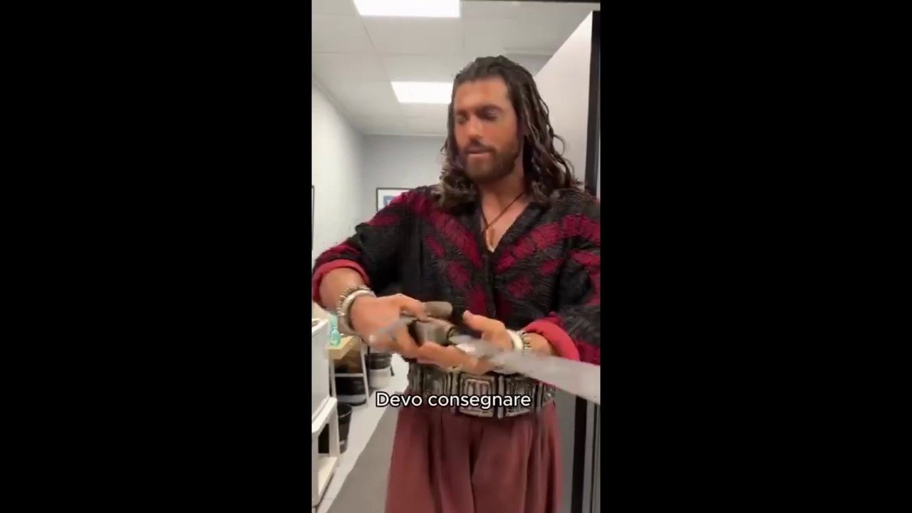 SANKOKAN ❤️ Can Yaman entrega su espada tras el fin del rodaje.