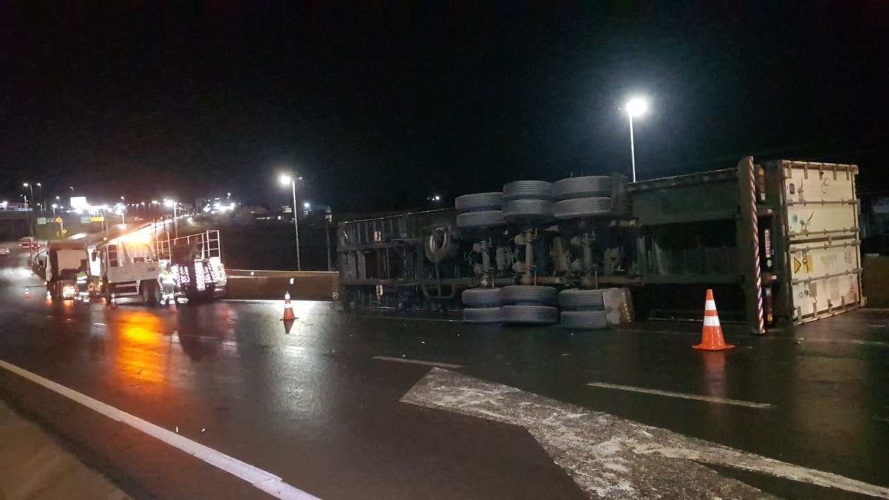 Carreta carregada com carne tomba no Trevo Cataratas