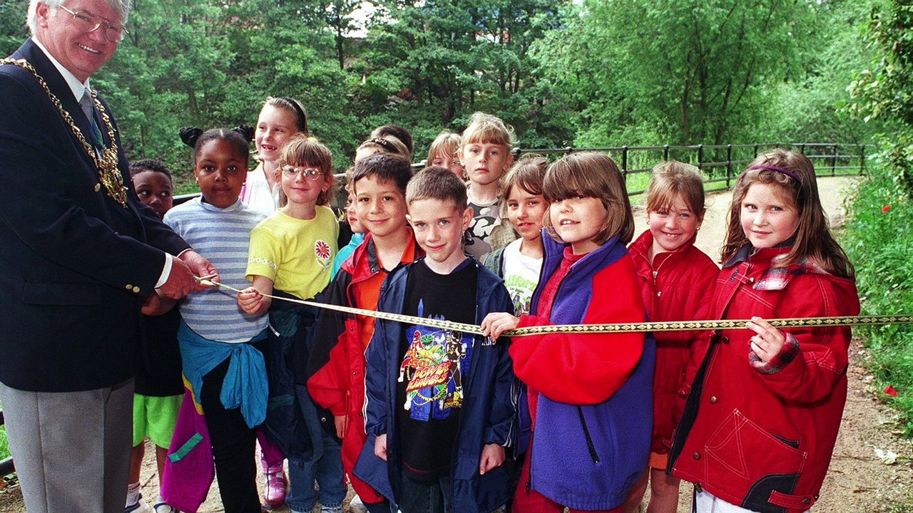 Sheffield retro: Photos capture 90s school days in the city