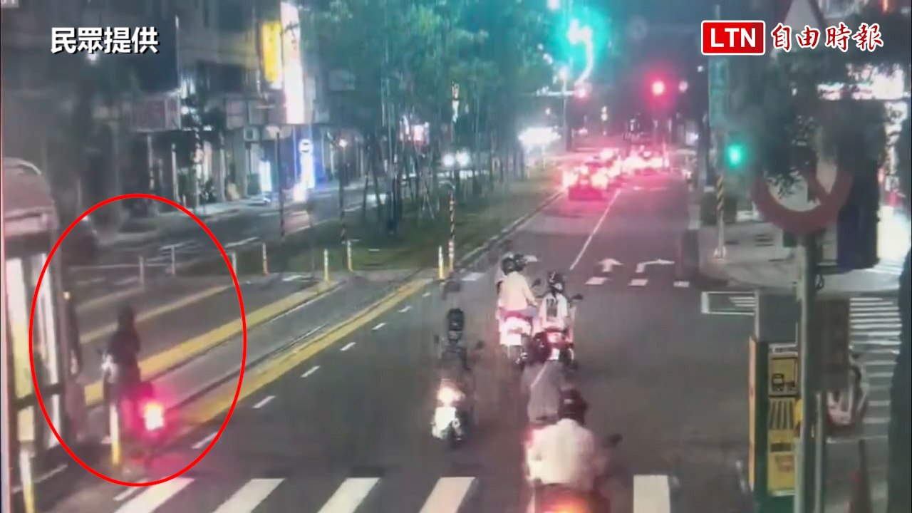 高雄輕軌又被撞 女騎士違規左轉連人帶車倒地（民眾提供）