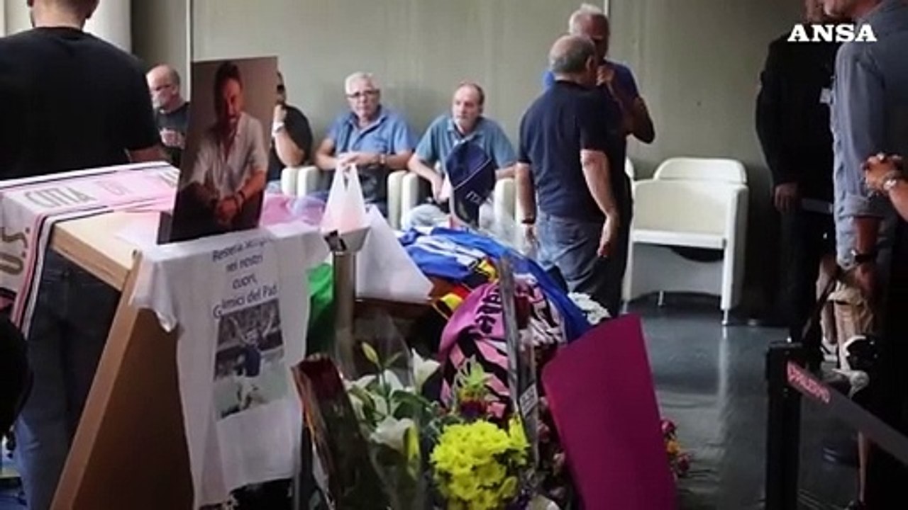 Schillaci, sulla bara maglia azzurra e sciarpa rosanero