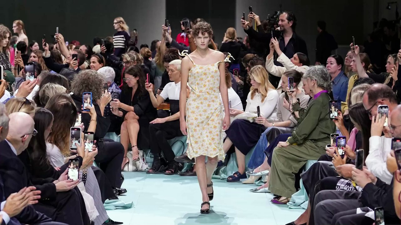 Prada punta tutto sul libero arbitrio con la sfilata P/E 2025