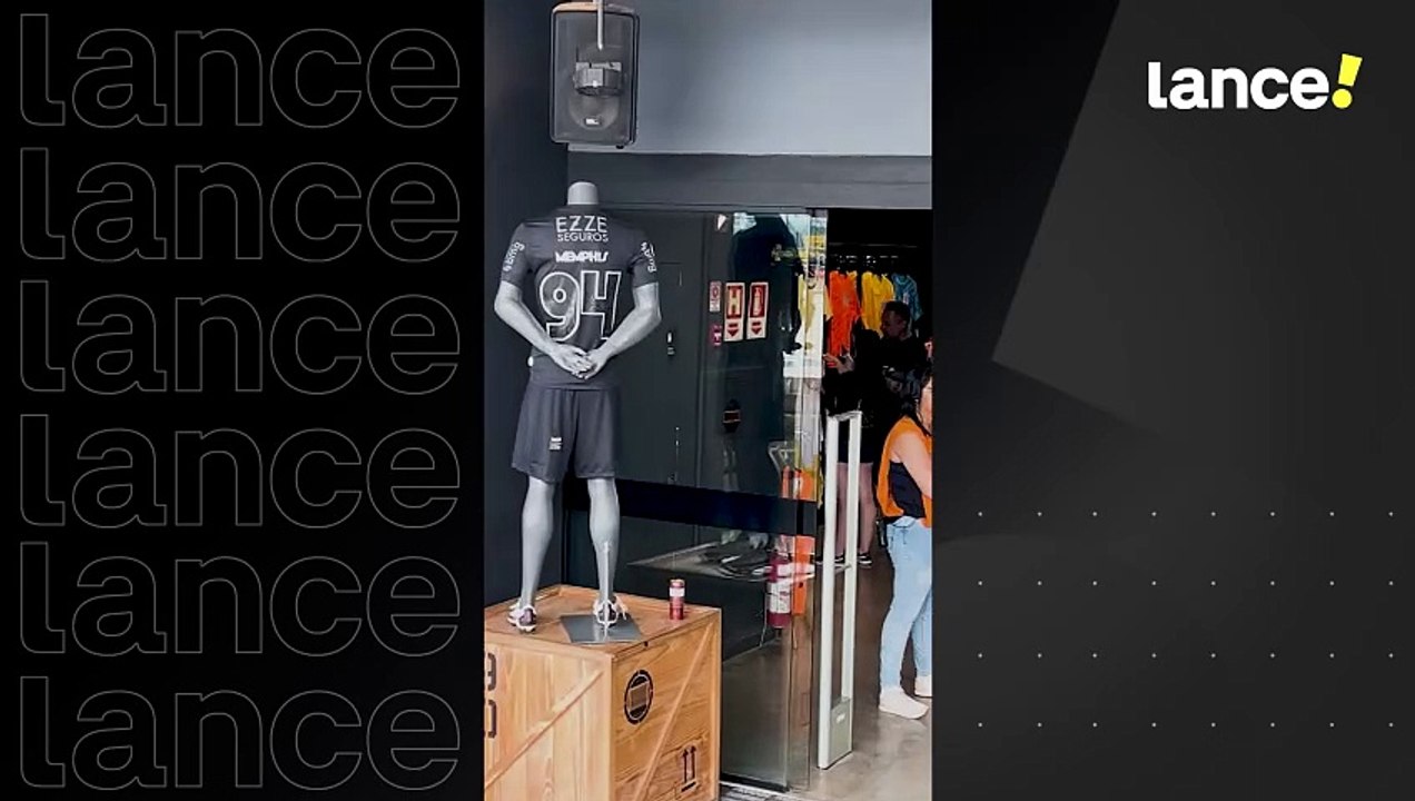 Memphis Depay conhecendo a nova casa em dia de jogo