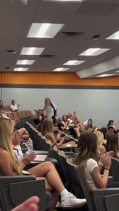 Professor usa música para anunciar notas dos alunos. Técnica já é viral