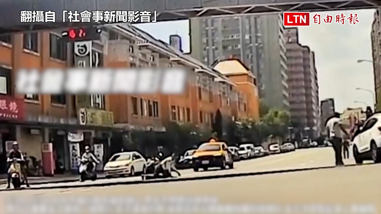 台中女子學狗爬過馬路 男伴雙手插腰監督惹議(翻攝自「社會事新聞影音」/警方提供)