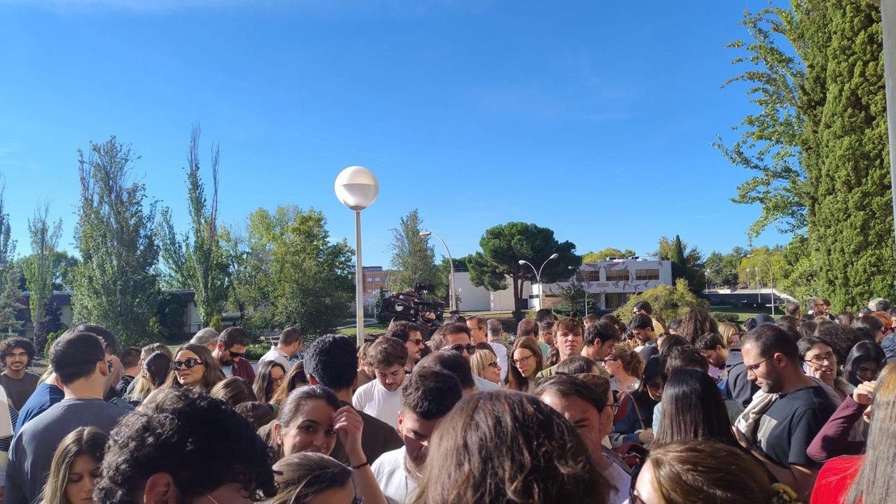 Gritos de "fuera, fuera" de los opositores a RTVE nada más conocer la noticia.