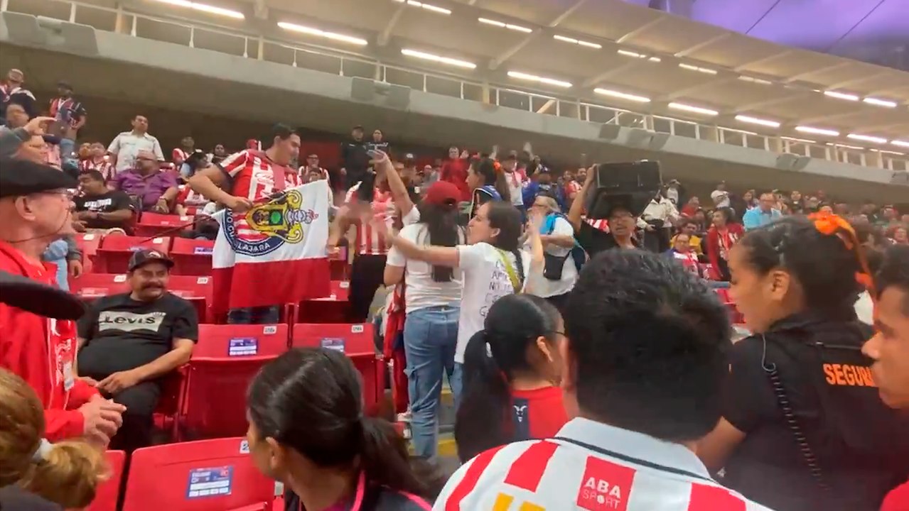 Aficionadas de Chivas Femenil piden salida del DT Joaquín Moreno y son sacadas del estadio