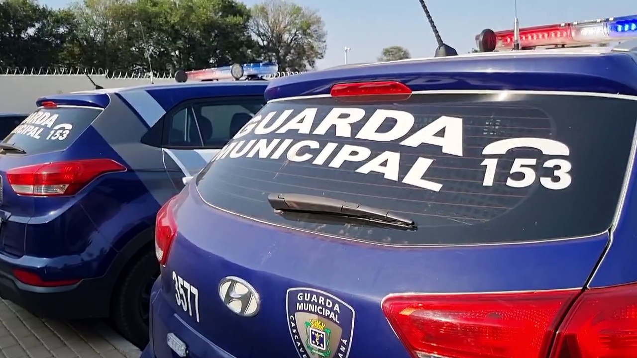 "Camburão ruim da porra", dirigindo e bebendo cerveja ao lado de viatura da Transitar reclama da 'carona'