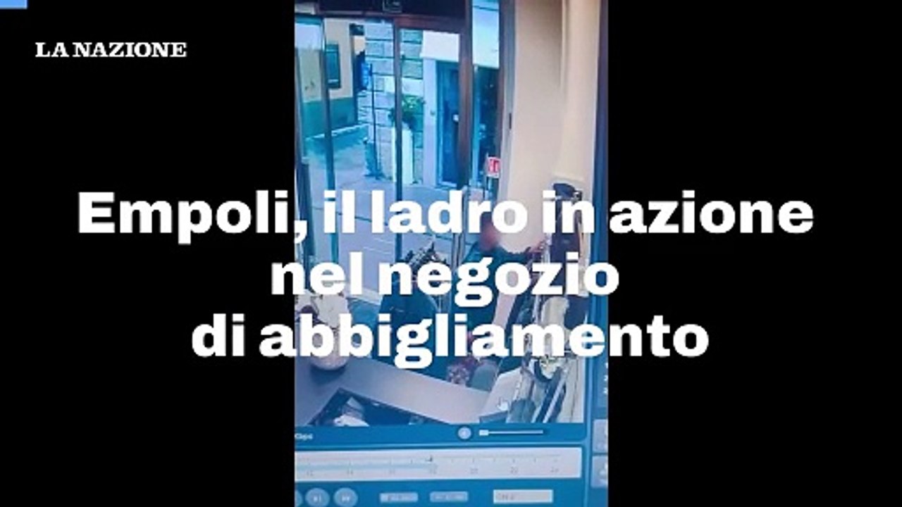 Empoli, il ladro in azione nel negozio di abbigliamento