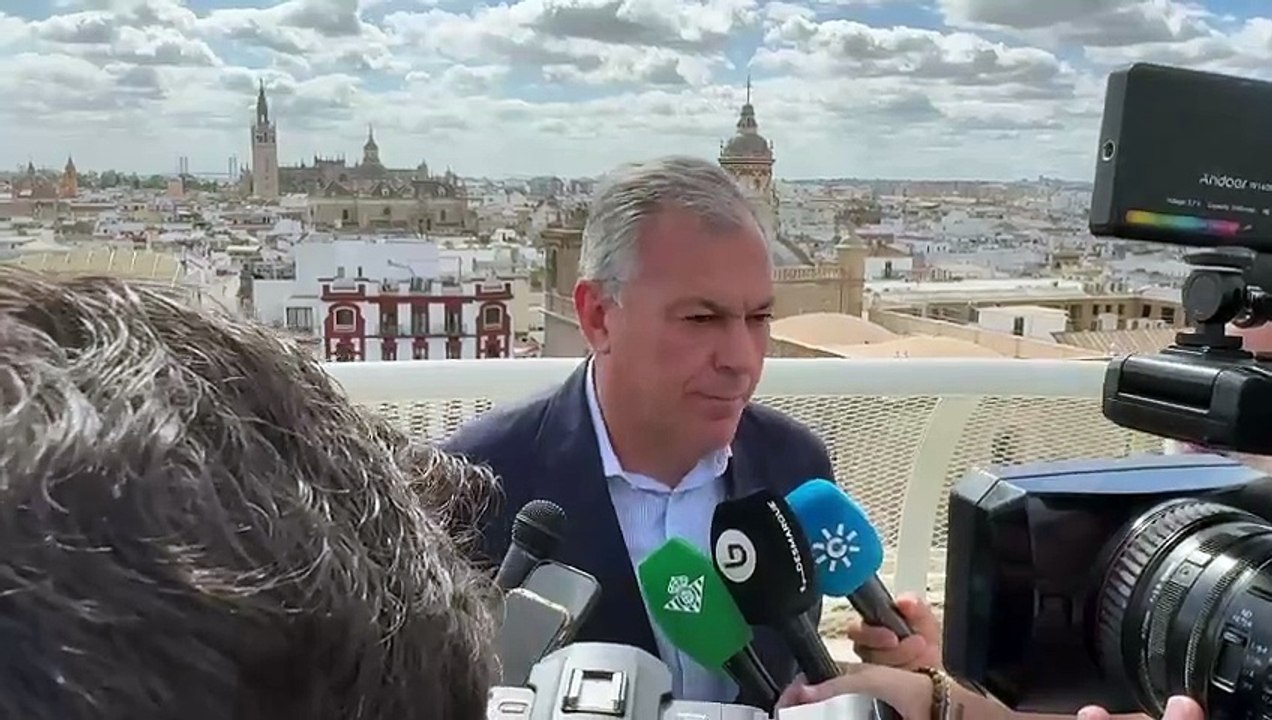 Los presidentes de Sevilla FC y Real Betis posan con sus camisetas