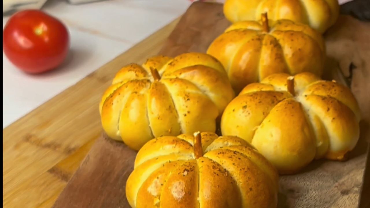 Girl bakes pumpkin-shaped pizzas to bring Halloween vibes to the table