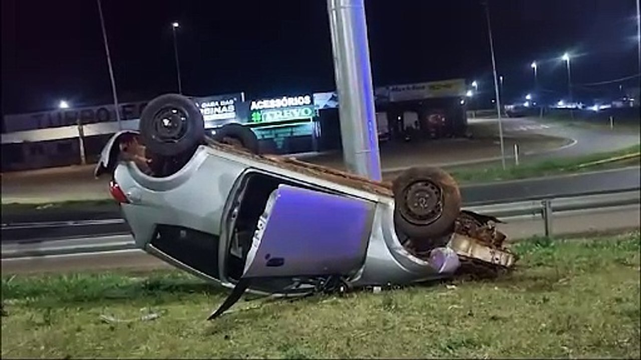 Mulher fica ferida em capotamento no Trevo Cataratas