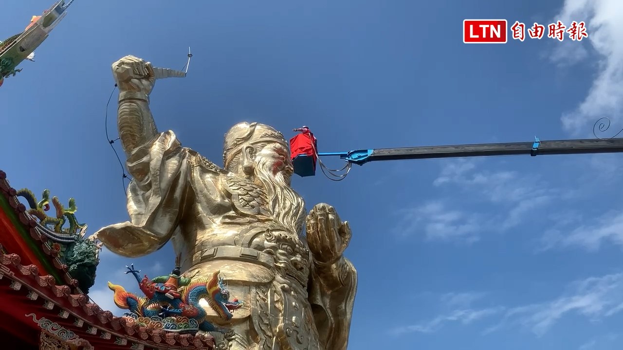 法師搭吊車為號稱亞洲最高、162尺高武財像開光