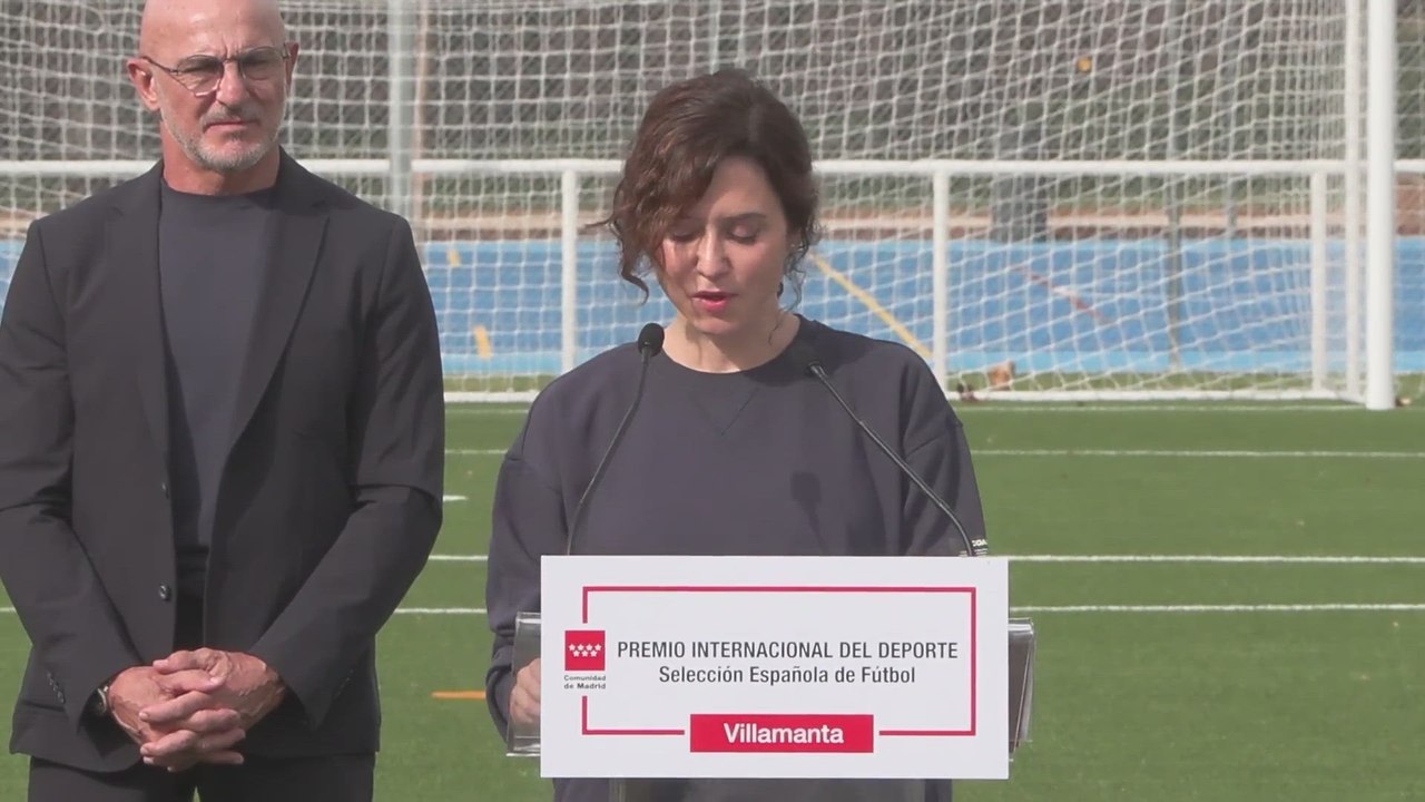 Ayuso entrega el Premio Internacional del Deporte de la Comunidad a la Selección de Fútbol