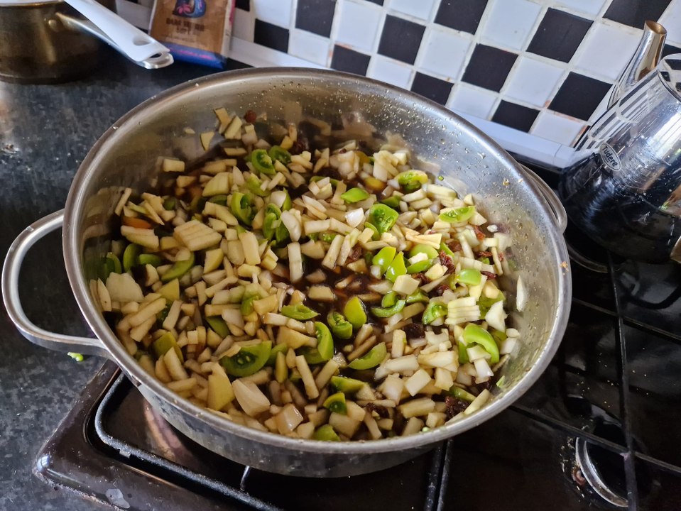 How to make green tomato chutney and chamomile mint tea - Gardening with Brendan