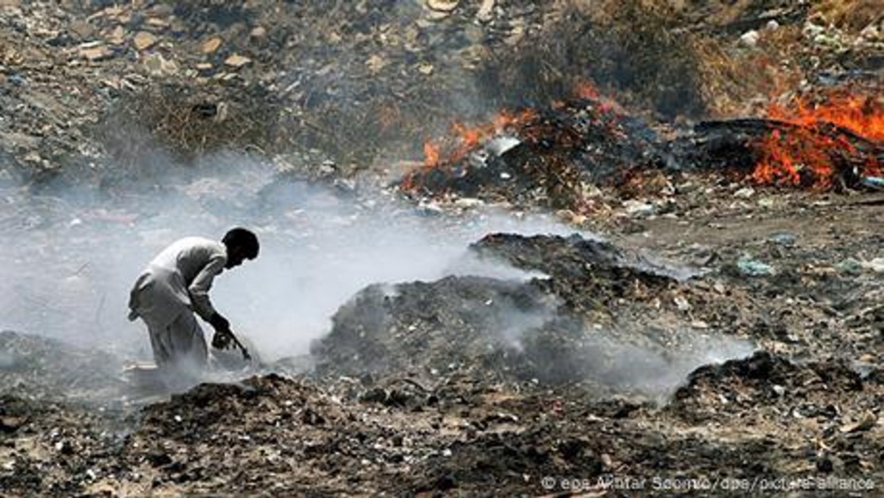 Pakistan: What's behind the 'unsolvable' garbage crisis?