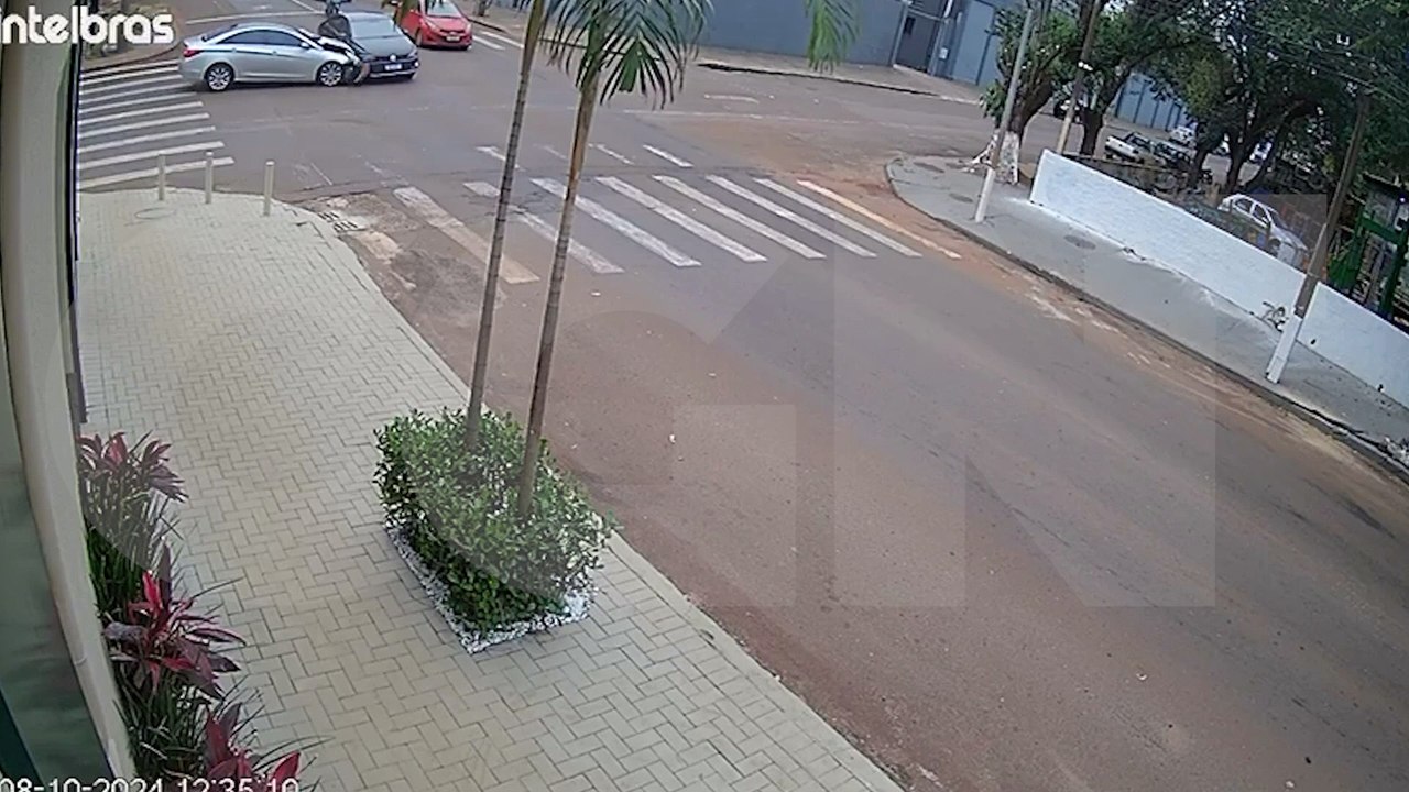 Câmera de segurança flagra acidente no Centro de Cascavel