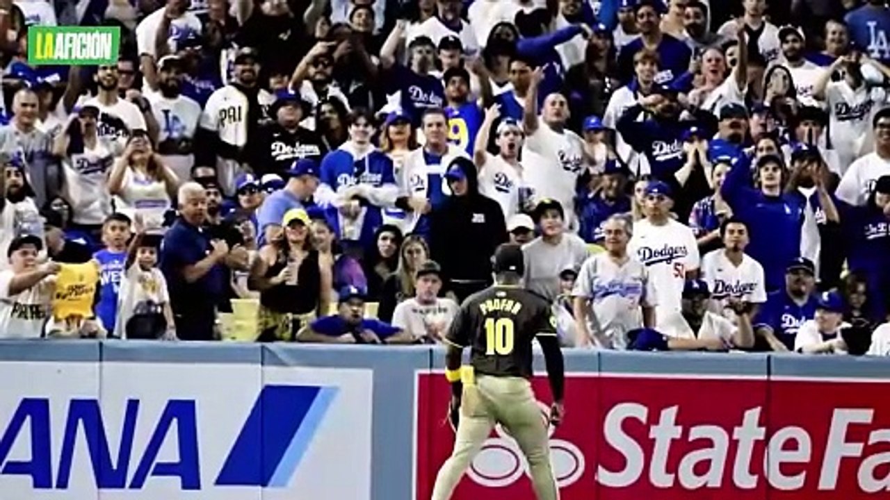 Aficionados de Dodgers lanzaron pelotas y basura al campo en derrota ante Padres