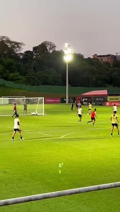 Janderson marca gol em treino do Esporte Clube Vitória