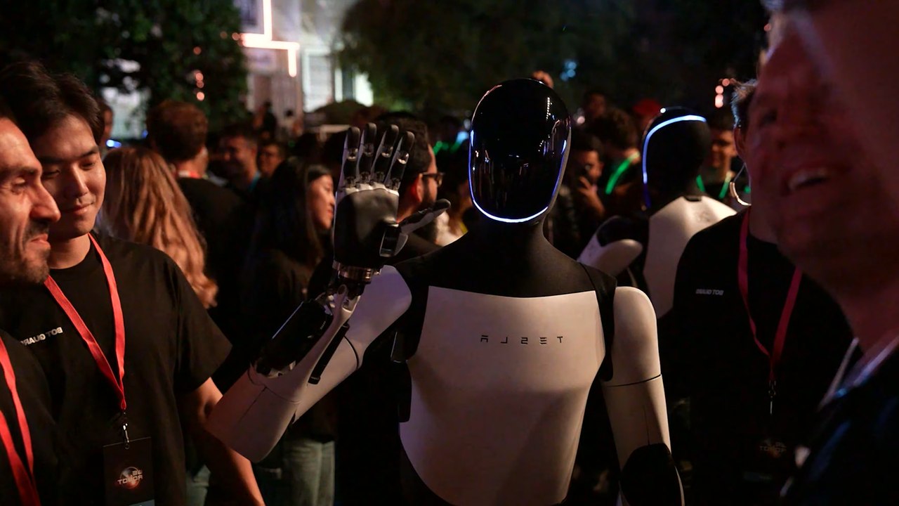 Elon Musk dévoile les innovations futuristes de Tesla : robot humanoïde et taxi autonome 🚗🤖