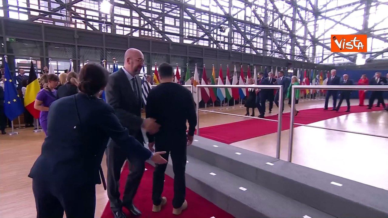 Giorgia Meloni e il premier irlandese Taoiseach ridono tra loro arrivando al Consiglio Ue