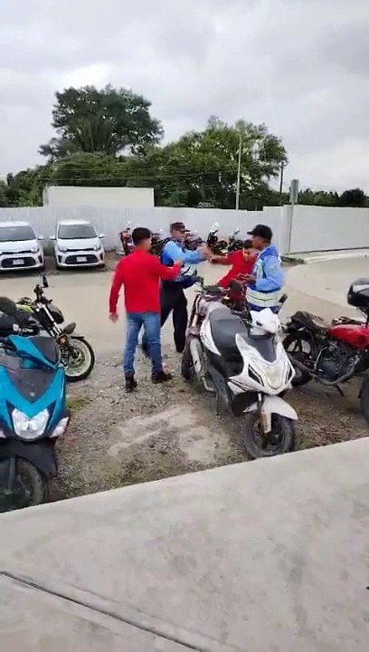 Policías golpean a ciudadanos