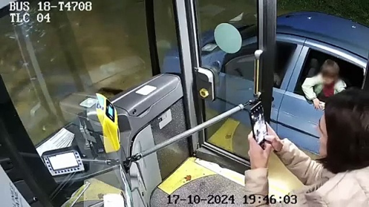 Siena, autista del bus salva un automobilista e suo figlio minore