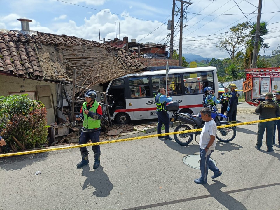 ¡Qué susto! Un herido deja choque de bus contra una vivienda en La Estrella