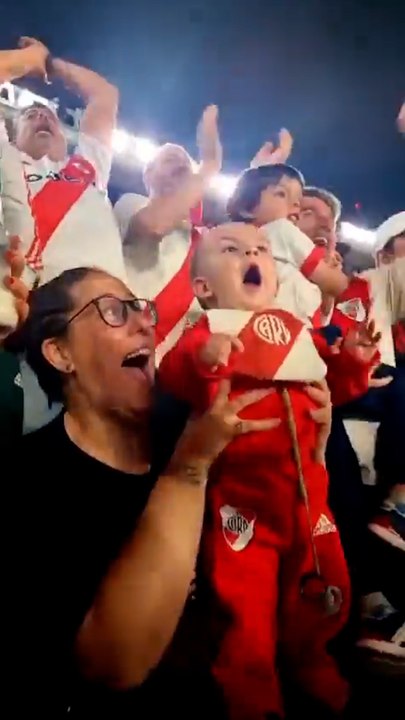 La reacción de un bebé tras el gol de River