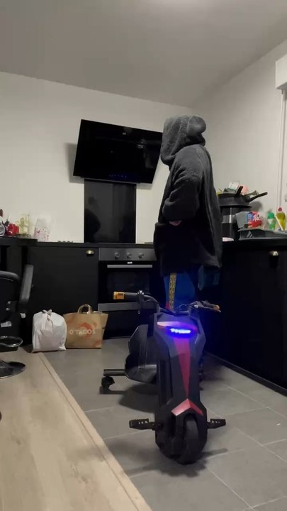 THE GOAT OF « La flemme » jette les poubelles 