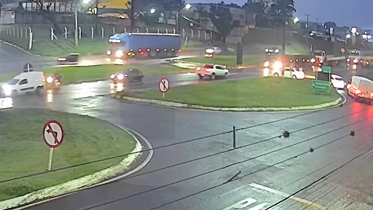 Câmera registra engavetamento no Trevo da Portal