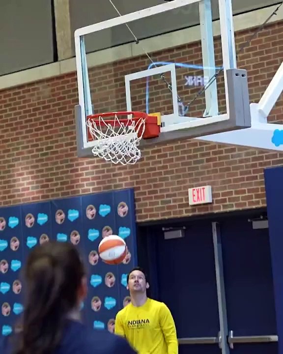 Caitlin Clark puts together a spectacular string of three-pointers