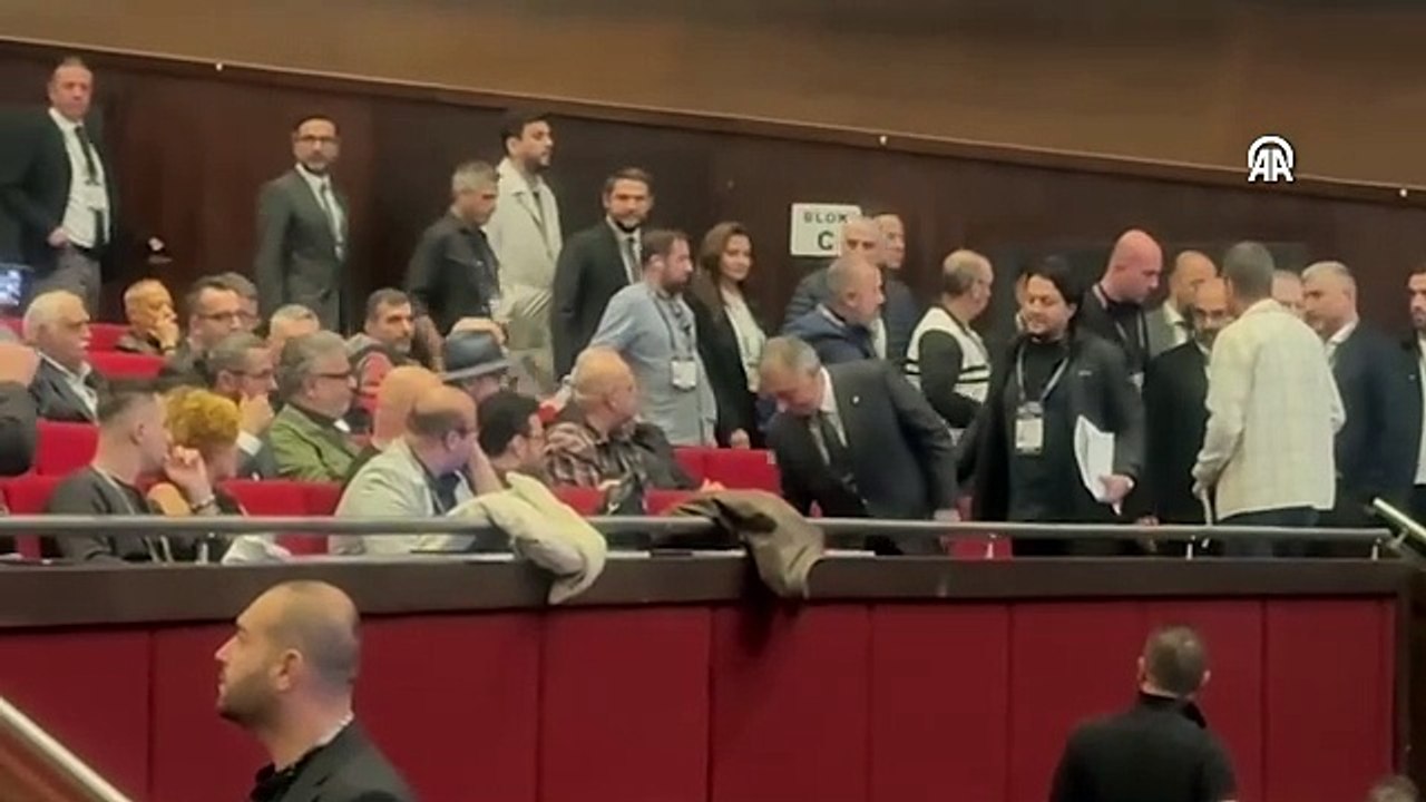 Beşiktaş Genel Kurulu'nda ortalık karıştı; Ahmet Nur Çebi'ye protesto, üyeler arasında kavga!hmet Nur Çebi'ye protesto, üyeler arasında kavga!