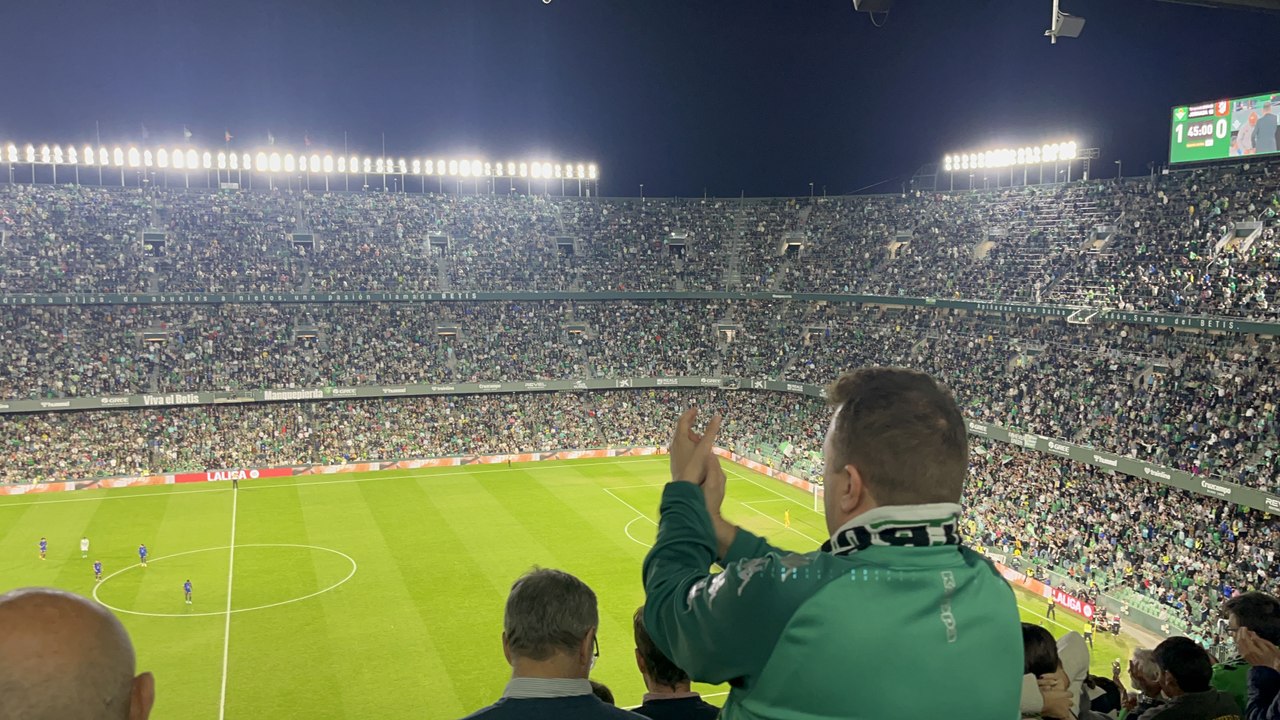 Abde se marcha entre aplausos