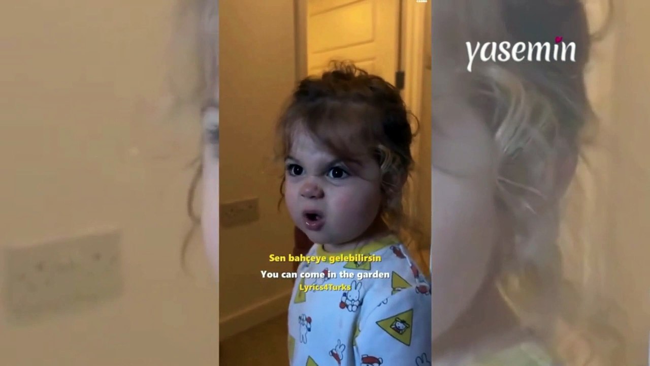 Küçük kızın İngiliz aksanı görenleri şaşırttı! Araya Türkçe kelimeler de sokan küçük kız...