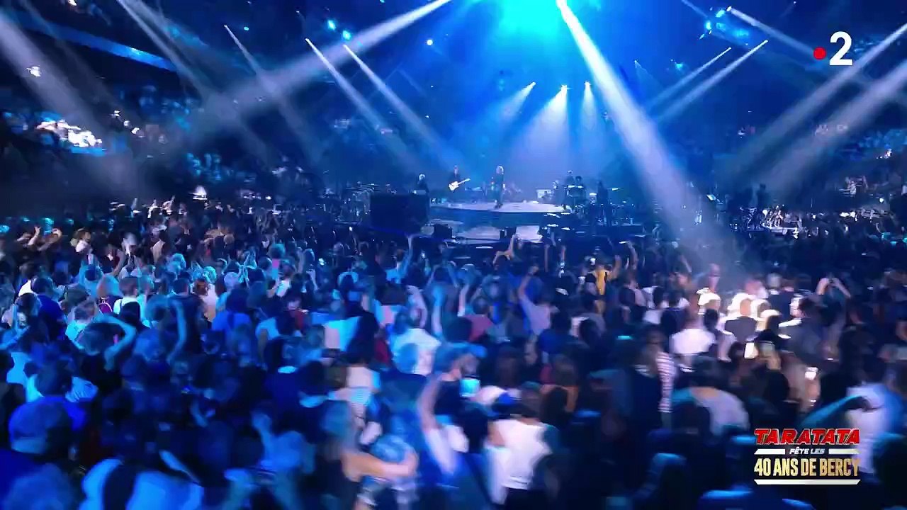 Indochine en concert à Bercy : performances de 'J'ai demandé à la lune', 'Le chant des cygnes' et 'L'aventurier'