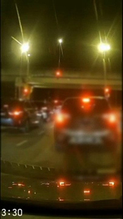 男子过马路没看路 差点被撞 不道歉还飞腿踢摩哆