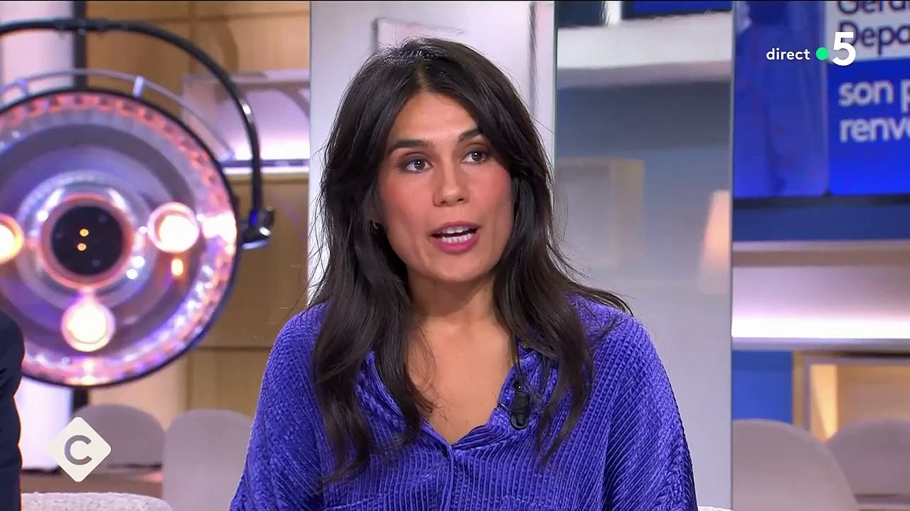 Anne-Élisabeth Lemoine présente "C à vous" sur France 5.