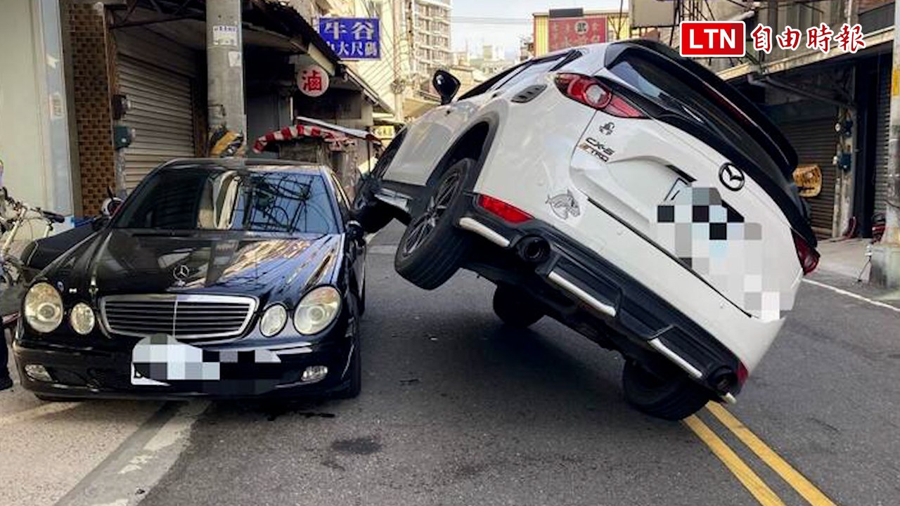 彰化街頭驚現奇景！馬自達「騎上」賓士車，左半部懸空🤯