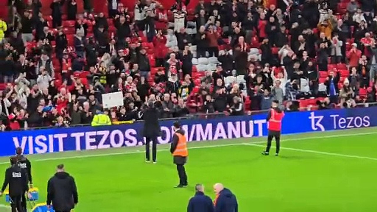 Ruud van Nistelrooy applauds Stretford End after Manchester United defeat Leicester