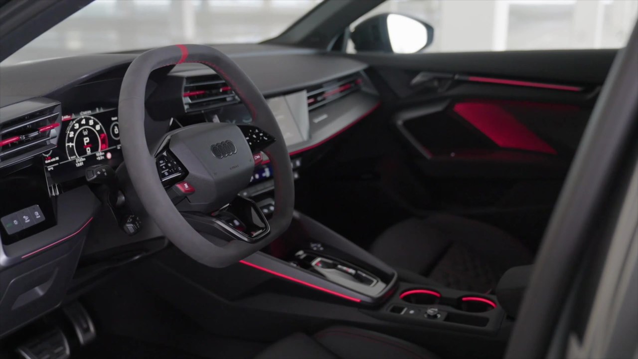 Der neue Audi RS 3 - Dunkles Interieur mit oben und unten abgeflachtem Lenkrad sowie RS-Schalensitzen
